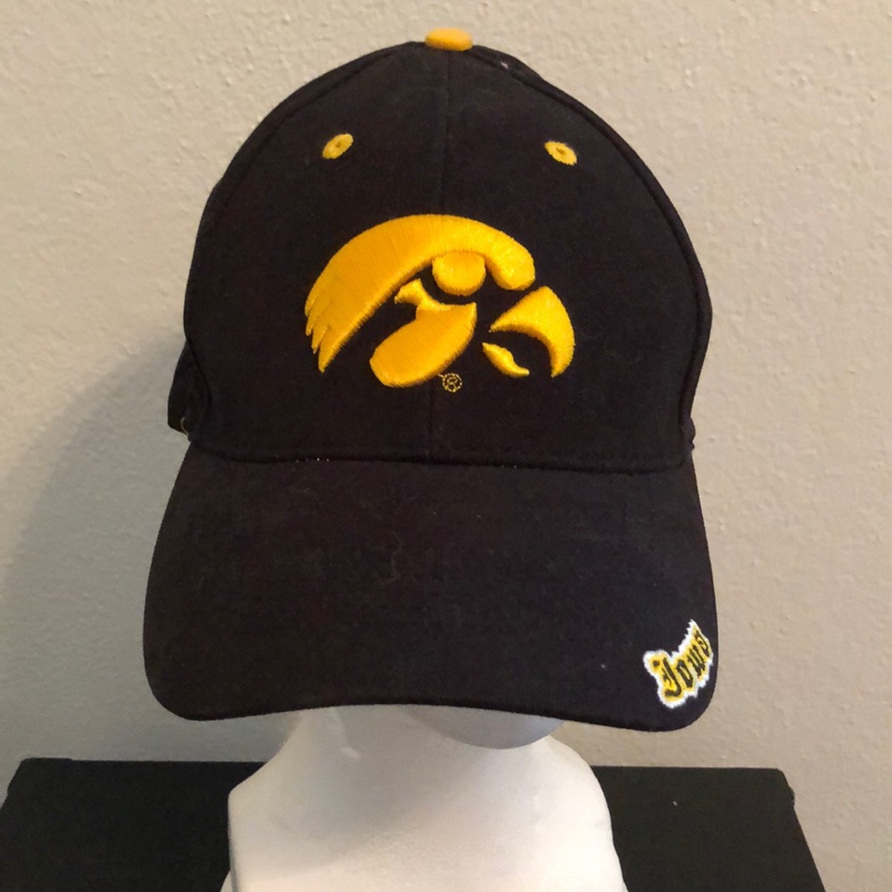 Black UNIVERSITY OF IOWA HAWKEYES Tigerhawk Logo Hat CAPSMITH Brand. Clean!